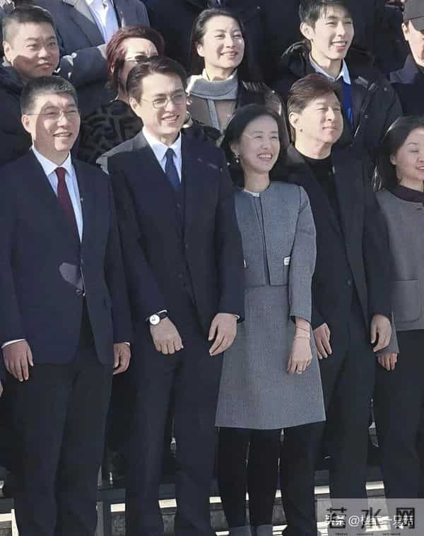 佟丽娅回中戏母校 丸子头穿大衣 42岁发际线高大脑门 细纹多法令纹深