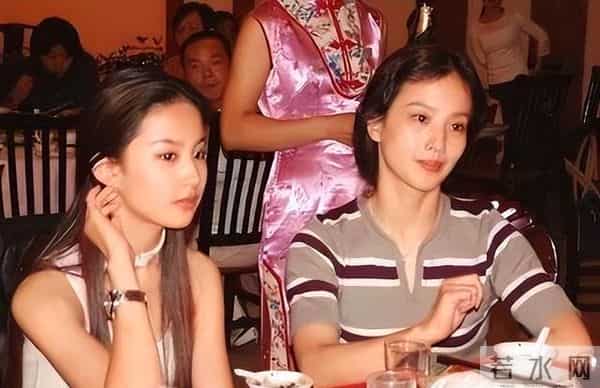 刘亦菲母亲刘晓莉：至今仍单身，身材傲人，长得比女儿还漂亮