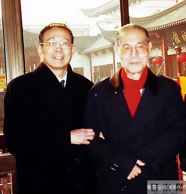 他是上海滑稽戏泰斗，周立波曾是他的学生，86岁和妻子相继去世