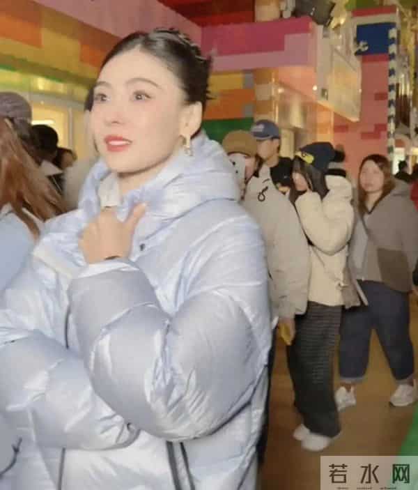 45岁张柏芝在上海街边被偶遇，穿着羽绒服，脸蛋圆润，真的好漂亮