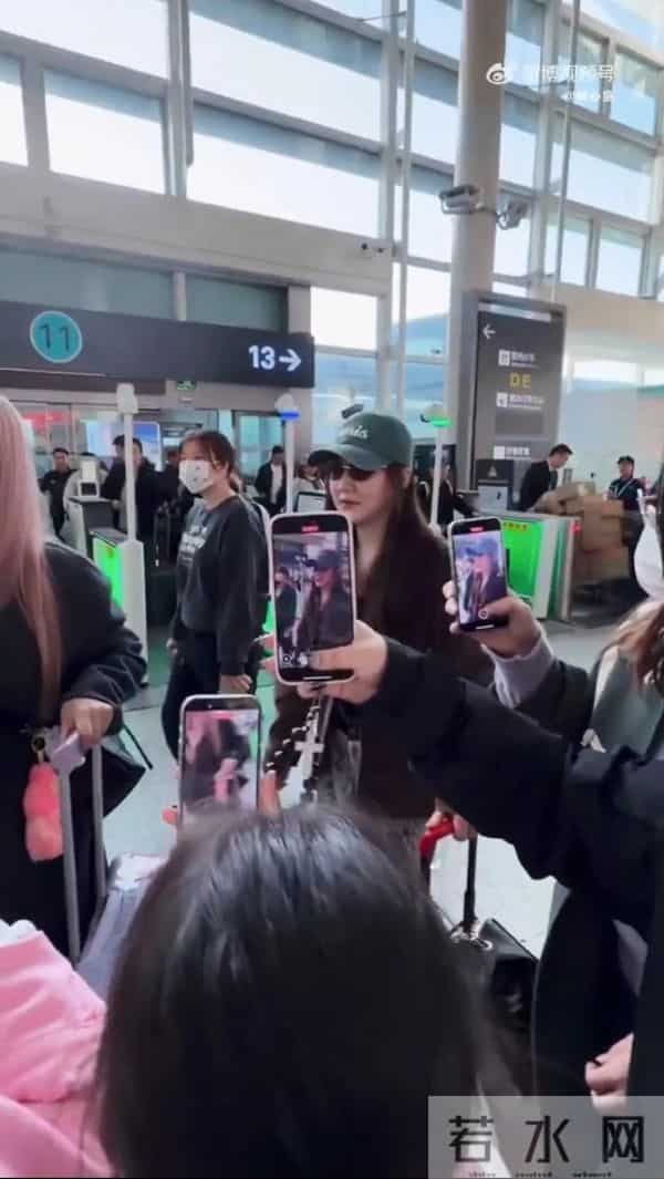 陈梦机场变秀场！穿麂皮夹克配蕾丝围帘喇叭裤，酷飒温柔切换自如