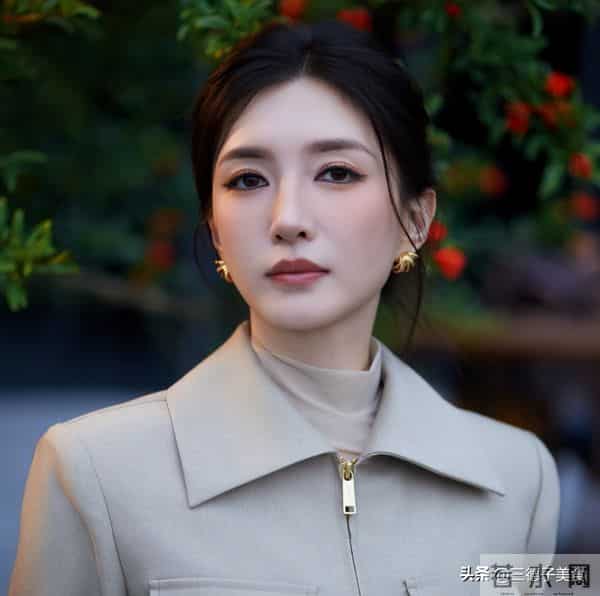 与富豪海外产子真相大白6个月，39岁江疏影露面，近照曝光大变样