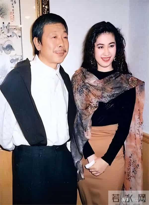 原来他已去世11年，早年恋情精彩52岁才结婚，遗孀比他小23岁