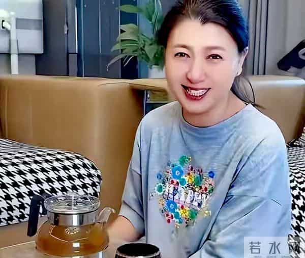 住千万豪宅，却熬夜赚辛苦钱？53岁闫学晶近况，给所有女性提个醒