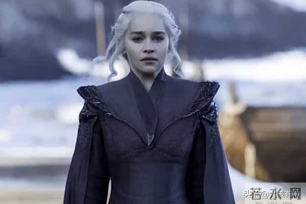 一脱成名的“龙妈”：身材火辣为艺术献身，因裸戏出名却拒绝裸戏