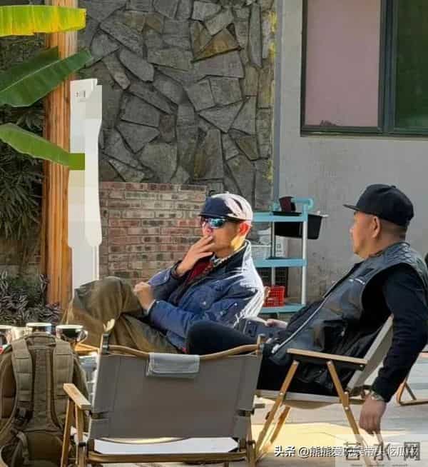网红大冰在云南大理被偶遇，一边聊天一边抽烟，看起来好悠闲！