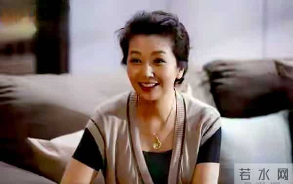 57岁江珊白发造型美哭全网!网友力赞:这才是女人最高级的美