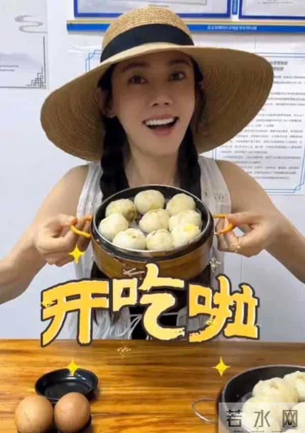 秋瓷炫母子外出吃早餐，看到小笼包两眼放光