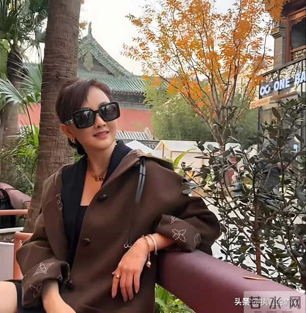 53岁的牛莉近照身材火辣，满身高奢