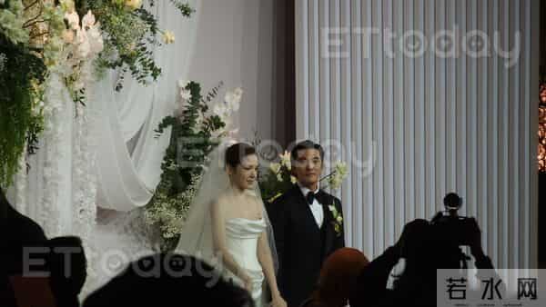 独／美到像拍电影！ 邱泽、许玮宁「闭眼深吻」内部照曝光　宾客：好感动