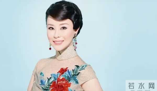 她9次登上春晚，却被谣传嫁给大31岁高层，如今49岁的她依旧单身