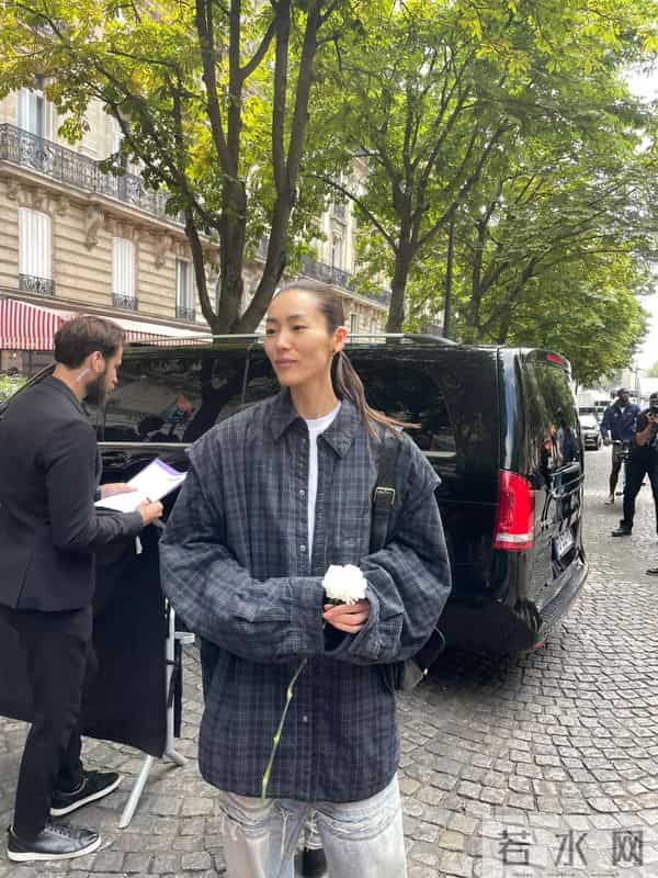 刘雯现身北京活动，深V衬衫配雨靴，扁胸扁屁股好抢眼