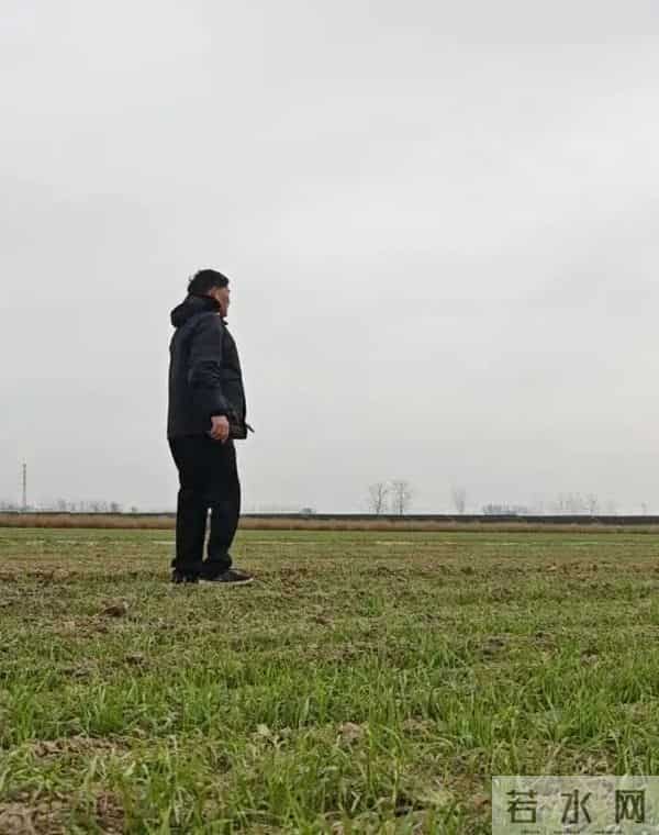 院门曾两度被砸，不时有举止怪异人士造访，大衣哥家各个角落装监控，大门上方还装了一排铁钉