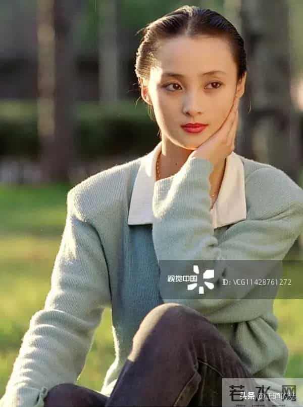 50岁蒋勤勤油光满面 皮肤粗糙 毛孔粗大 腚大肩宽显魁梧 另类一裤两穿