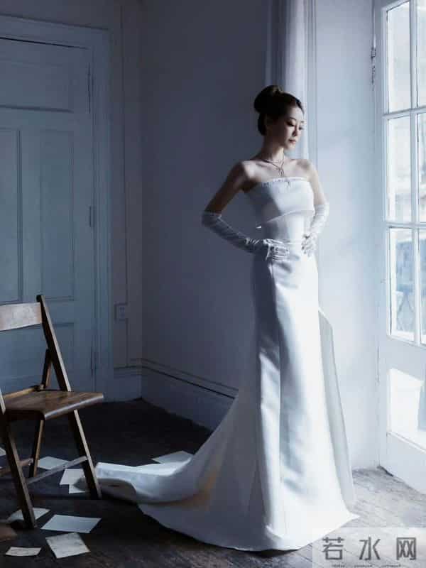 祝绪丹白色抹胸裙