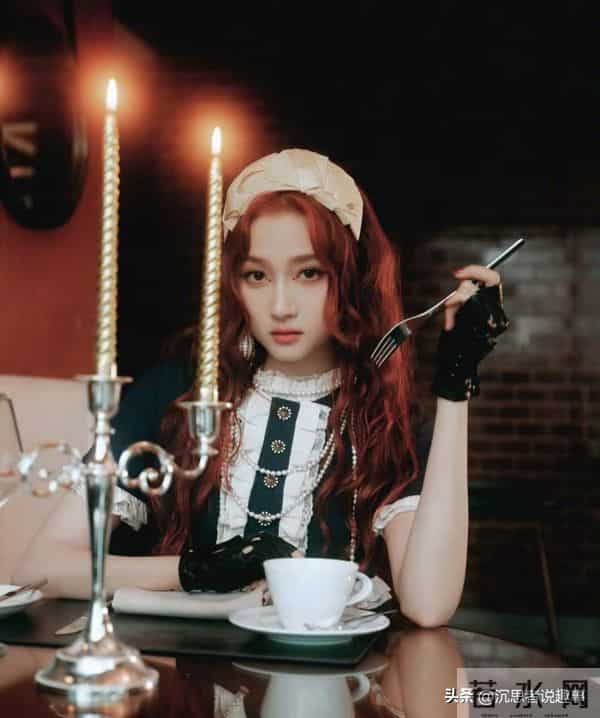 关晓彤红卷配黑裙‖甜酷复古美到心颤