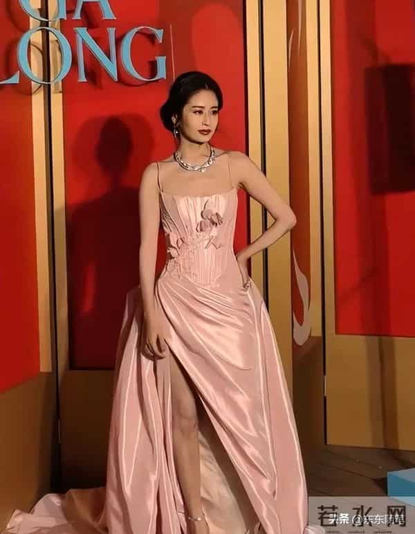 颖儿手机店被偶遇，生图皮松肉垮还歪嘴，穿超短裙腿白嫩还修长