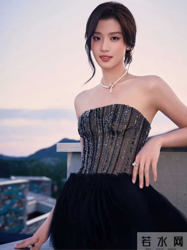 卢昱晓亮片抹胸短裙，腿又细又长！