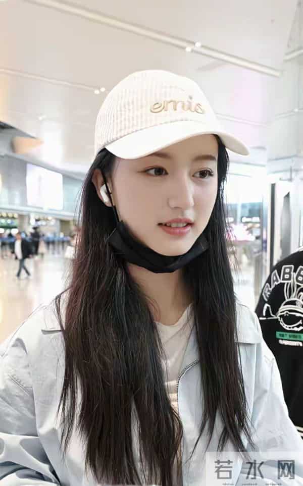 一场视觉盛宴!裴佳欣的美让人眼睛一亮