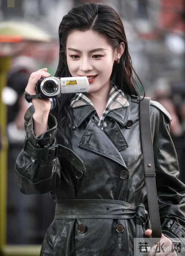 陈丽君现身精品店开幕活动，皮衣配湿发背头，刚柔并济的气质好美