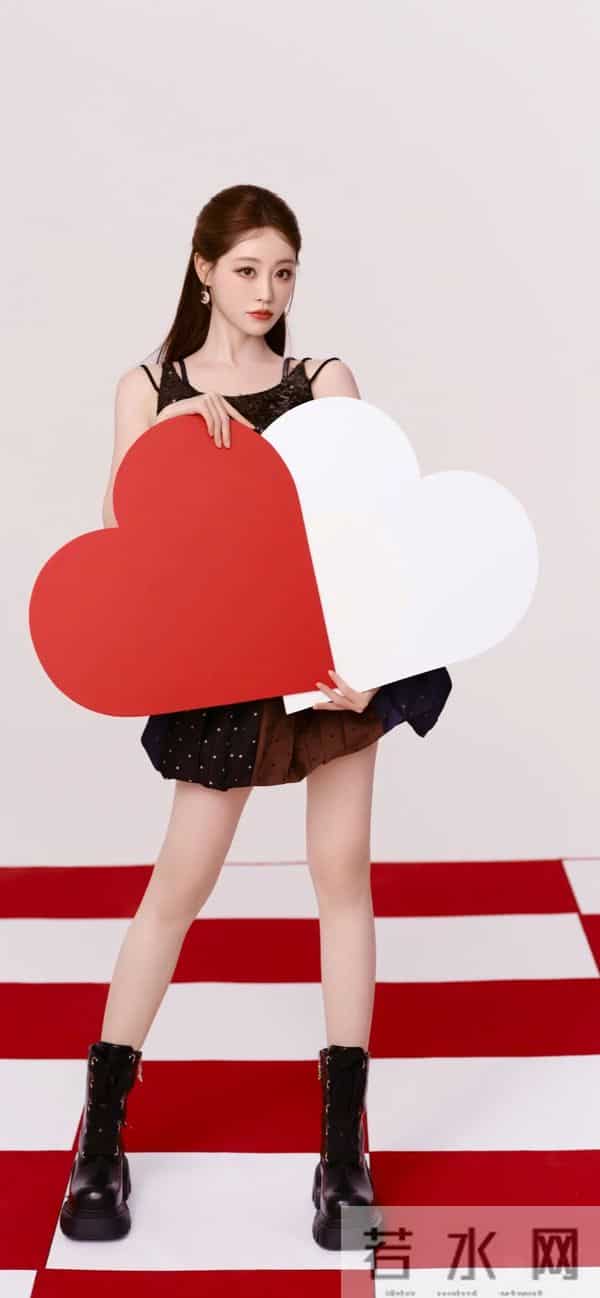 祝绪丹｜鎏金黑裙+爱心装置，独立后造型杀疯了！