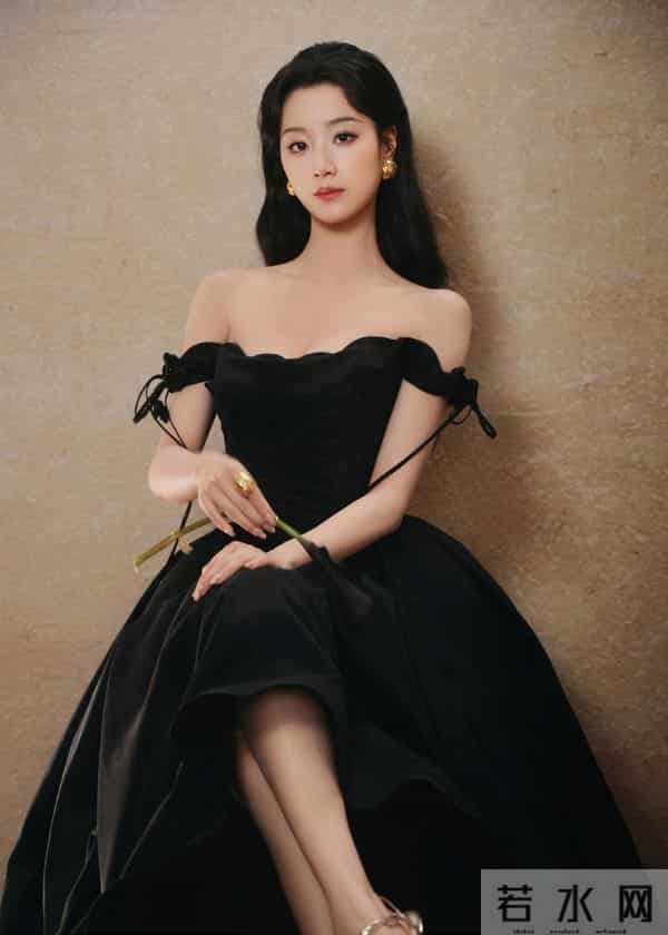 女明星，王小亿 黑色抹胸长裙衬得雪白香肩，很难不心动