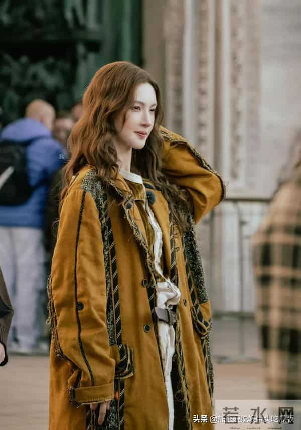 35岁金晨增肥后美得更惊艳！穿大衣+宫廷风衬衫好高级 差点认不出
