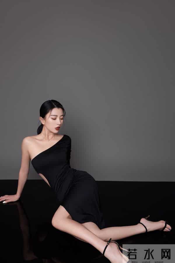 美女演员，刘芮侨的美脚