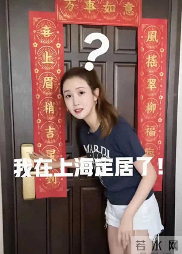 李多海在上海逛夜市，打扮像清纯女大学生，全程用中文和店家沟通