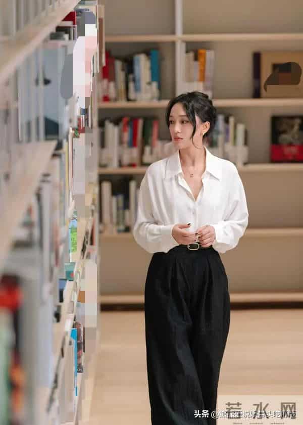 50岁周迅留回长发后像换了个人！白衬衫+花苞盘发，高级又洋气！