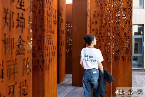 42岁佟丽娅和48岁靳东回中央戏剧学院庆母校75周年 差6岁像两代人