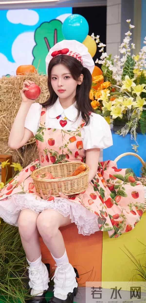 杨超越,美厨娘和她的蔬菜合影啦!这身穿搭氛围感绝啦!