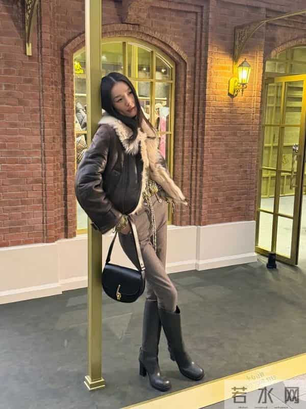 国际超模刘雯逆天大长腿好夸张！魔鬼身材性感火辣