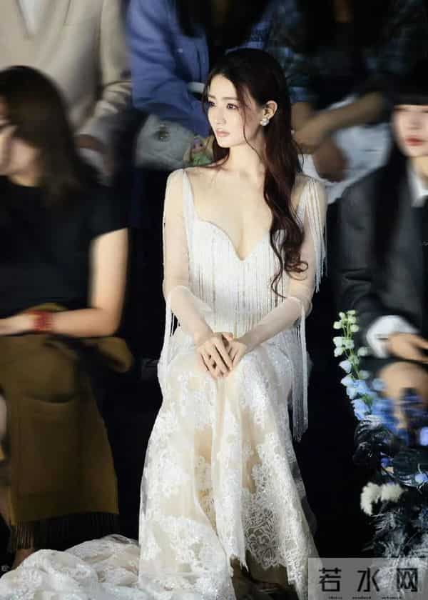 徐璐三亚婚纱周杀疯了！人鱼婚纱勾勒魔鬼曲线，生图下身材真有料