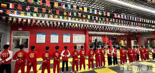 “陈真”梁小龙：定居成都当老板，77岁身手矫健，儿女双全很幸福