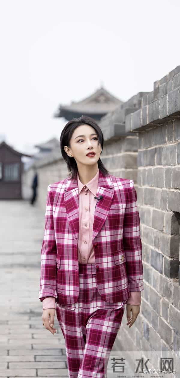 张馨予中国风造型 ‖ 旗袍+格子西装，经典美人胚子