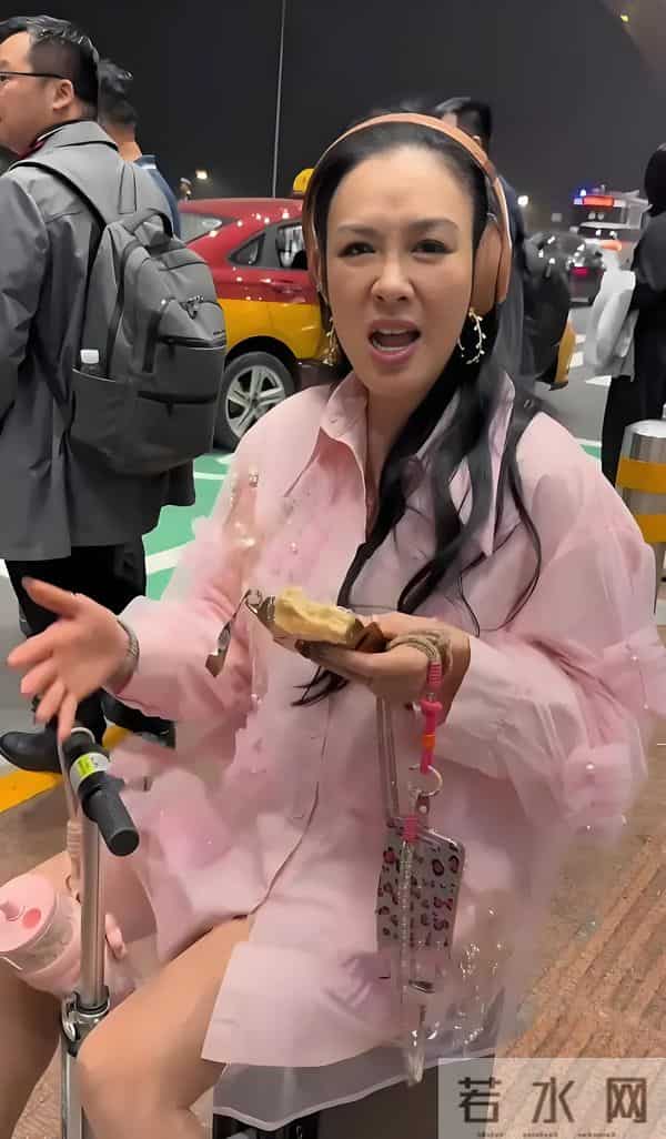 50岁的钟丽缇机场近照曝光,网友直呼:这状态是真实存在的吗?