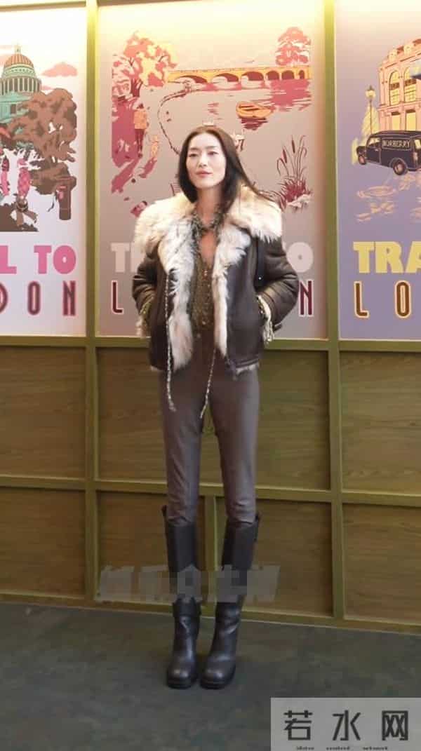 刘雯现身北京活动，深V衬衫配雨靴，扁胸扁屁股好抢眼