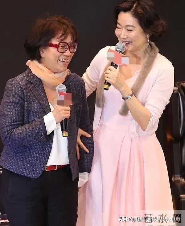 林青霞烫了微卷短发减龄20岁！穿针织开衫+粉裙，完全没有大妈味