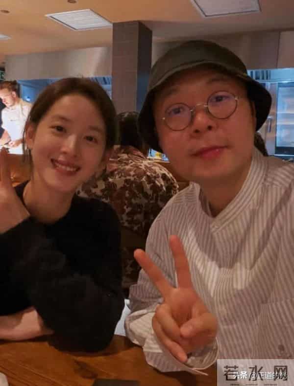 章泽天素颜皮肤紧致似少女 又和杜海涛伦敦同框 一起吃饭比耶合影