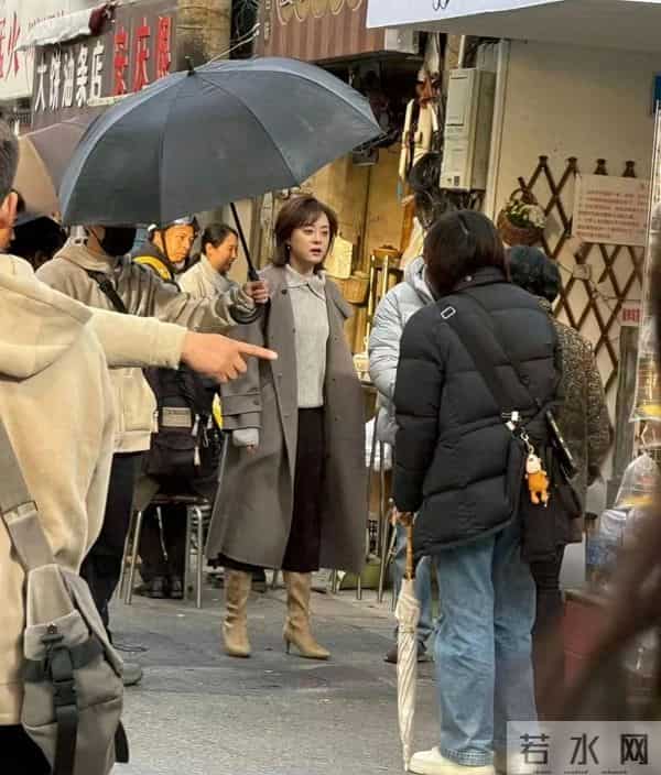 43岁孙俪在无锡拍戏被偶遇，她留着短发，穿毛呢大衣搭长靴，真美