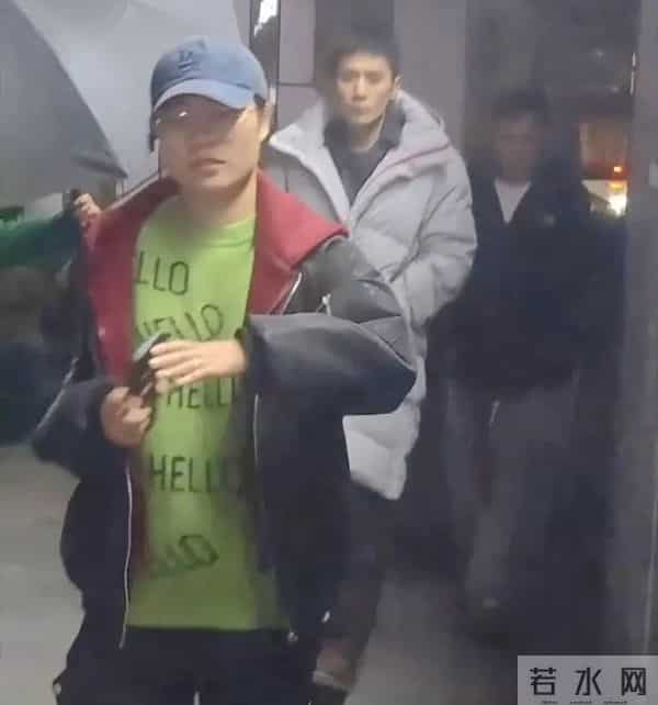 惊！47岁刘烨重庆现身，身形高挑超纤瘦，脸嫩得不像中年大叔！