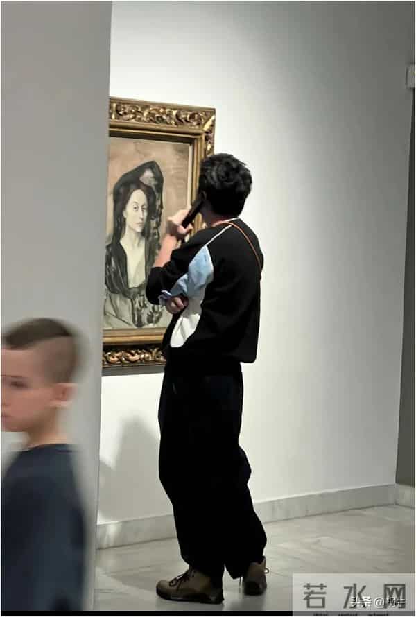 在西班牙偶遇雷佳音，他现实生活中还蛮高的，看起来也挺帅的！