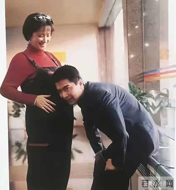 许亚军和儿子同框拍摄时尚大片，这是他和前妻何晴的孩子，叫许何