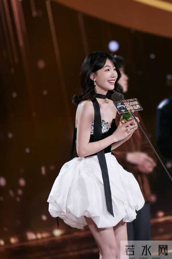 条纹椅撒娇：徐梦洁蓬蓬裙侧头笑