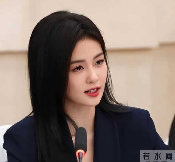 白鹿素颜接受采访，皮肤白皙像女高中生，大方得体不怯场