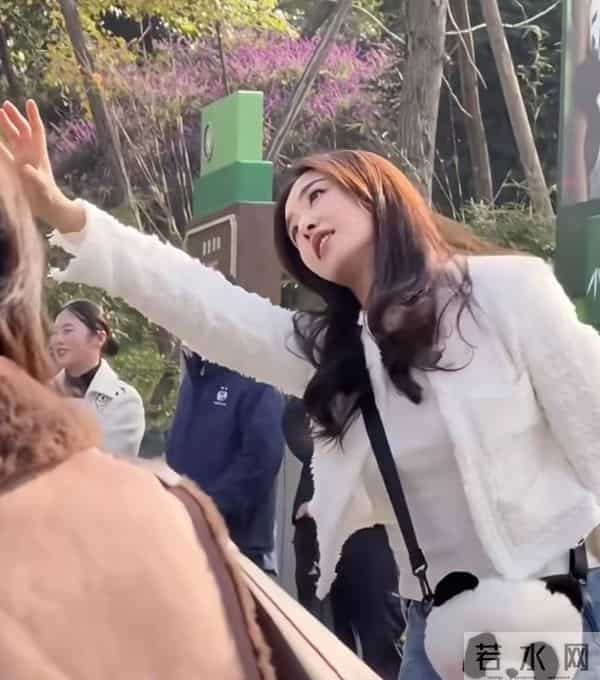 36岁张含韵熊猫基地路透！甜妹感拉满，比20年前还嫩？