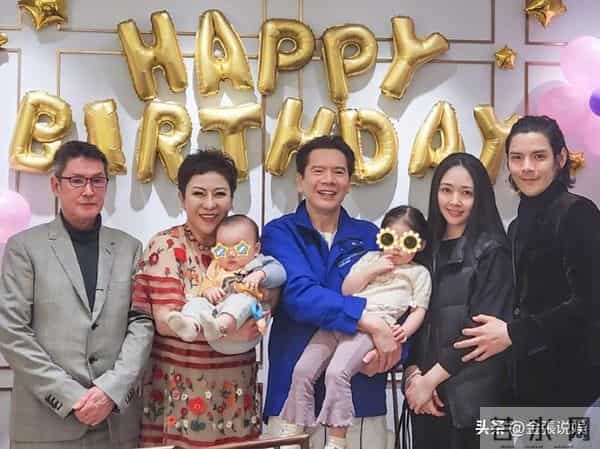 郭碧婷三亚走秀，双目无神被张予曦抢风头，曾曝女儿被同学孤立