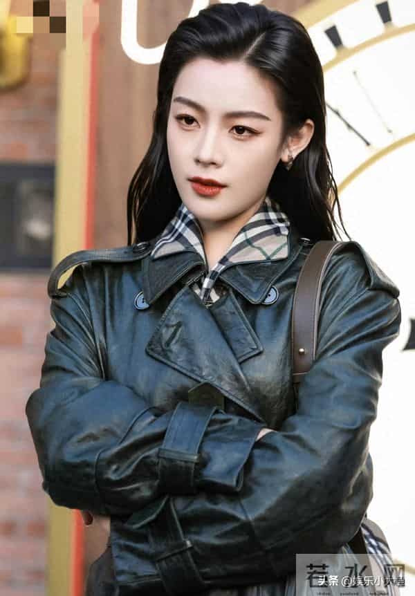 陈丽君现身精品店开幕活动，皮衣配湿发背头，刚柔并济的气质好美