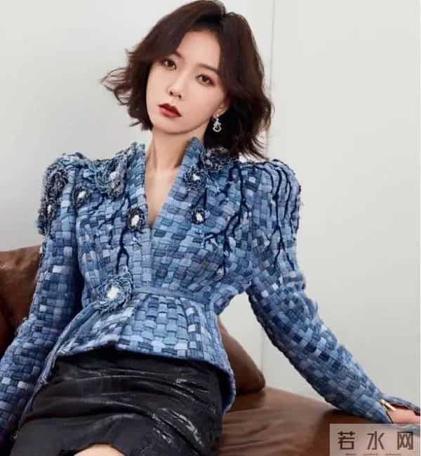 王珞丹开始走靓姐路线了，黑色短裙搭配艳蓝色方格西服尽显青春！